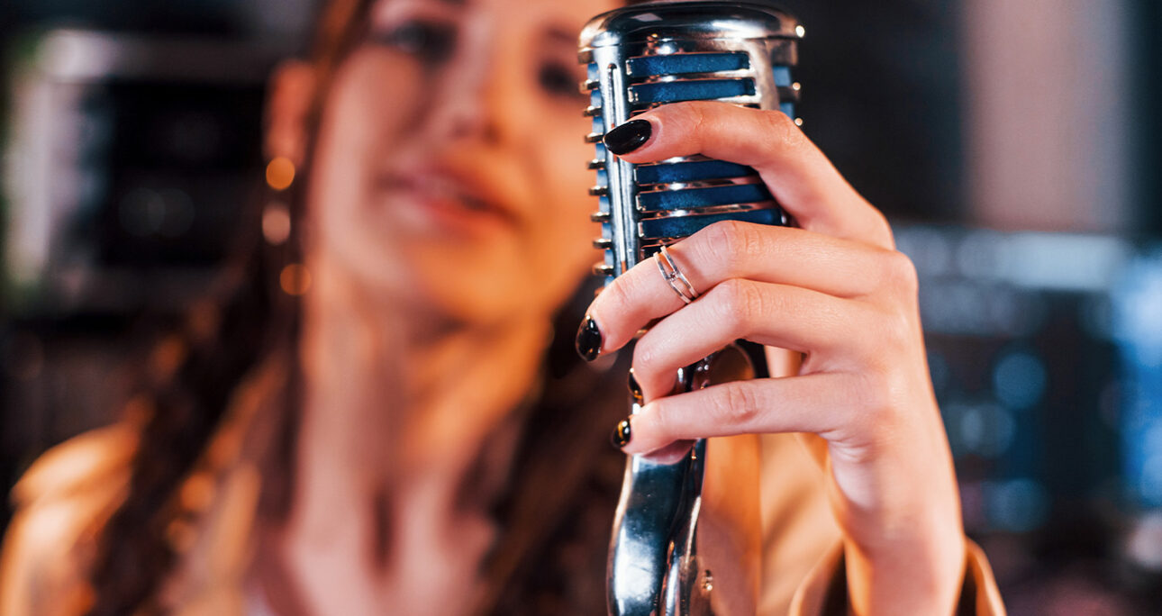 Del Pedir al Servir: el arte de la voz con aroma a café