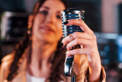 Del Pedir al Servir: el arte de la voz con aroma a café