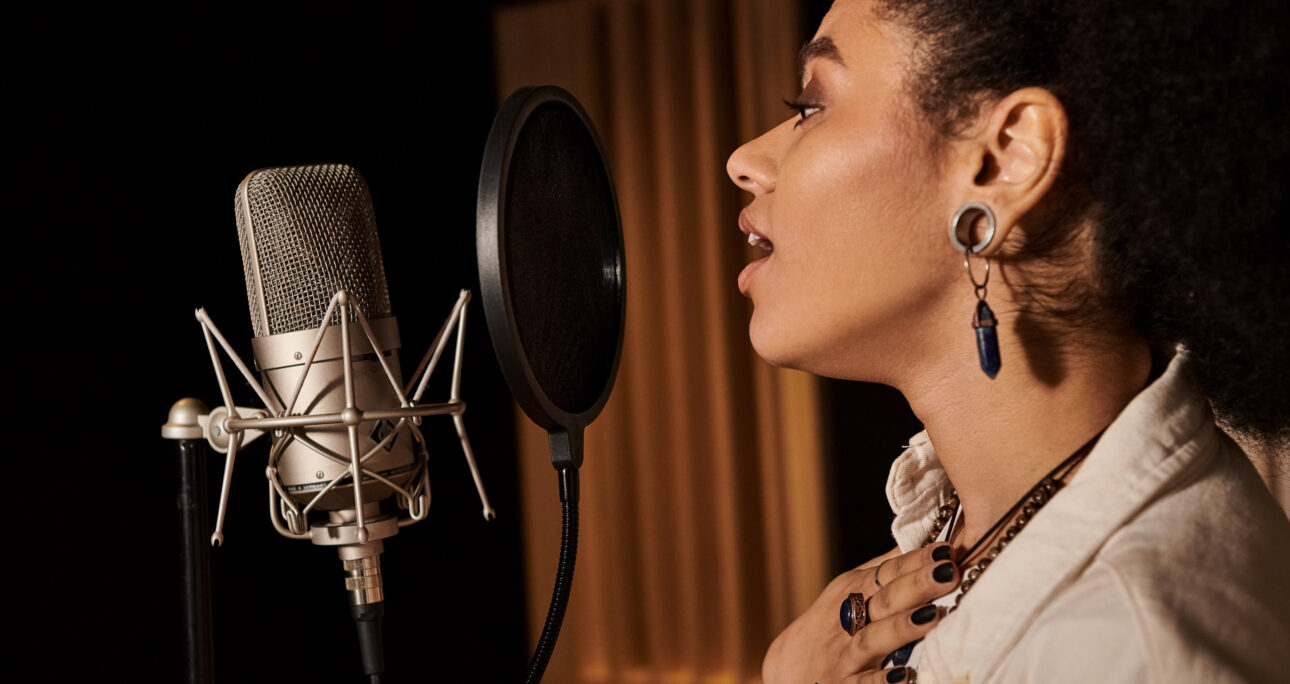 Cómo dirigir una voz: intención, emoción y presencia auténtica