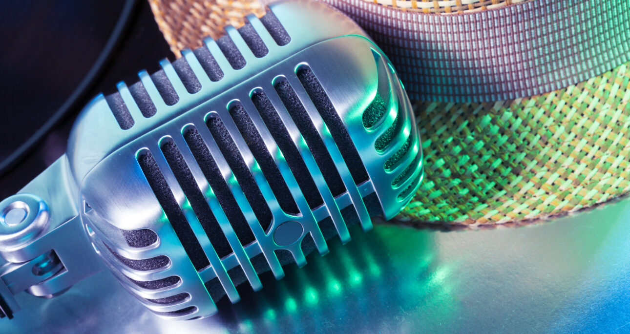 Locutores y tecnología: adaptarse con autenticidad en la era de la voz sintética